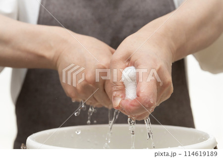 雑巾を絞る　素手で絞る 114619189