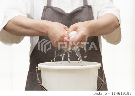 雑巾を絞る　素手で絞る 114619193