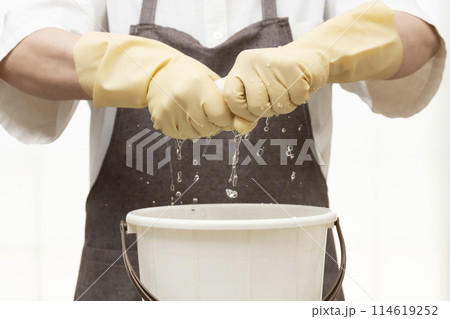 雑巾を絞る　ゴム手袋で絞る 114619252