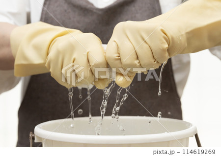 雑巾を絞る　ゴム手袋で絞る 114619269