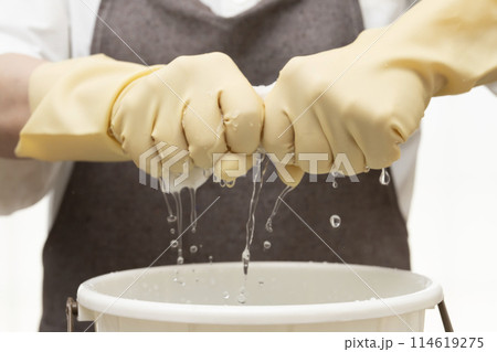 雑巾を絞る　ゴム手袋で絞る 114619275