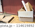 ゴミとしてまとめている段ボール 114619892
