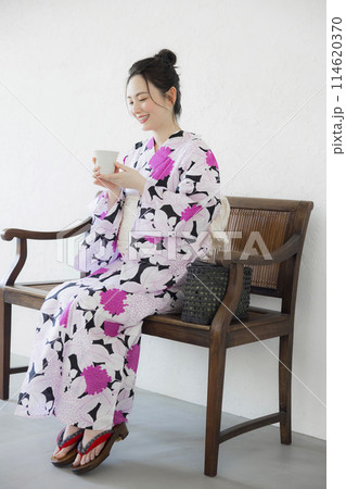 浴衣を着た女性 114620370