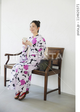 浴衣を着た女性 114620371