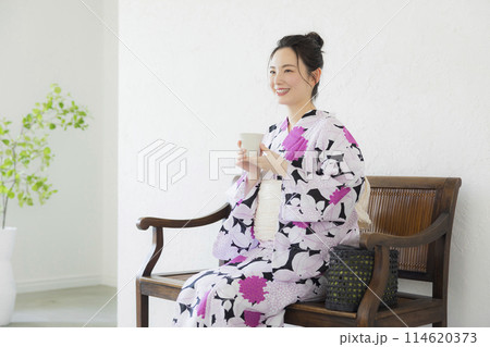 浴衣を着た女性 114620373