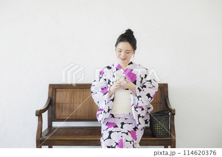 浴衣を着た女性 114620376