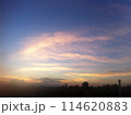 流れる雲と夕焼け 流れる雲と夕焼け 114620883