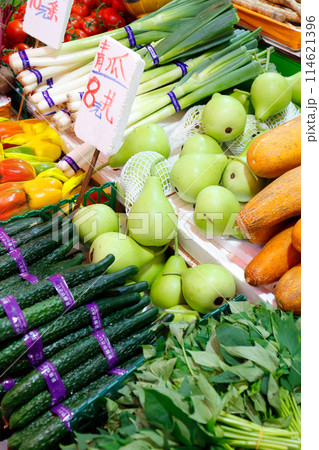 香港の市場の野菜。中国野菜と西洋野菜が混在して売られている 香港の市場の野菜。中国野菜と西洋野菜が混在して売られている 114621396