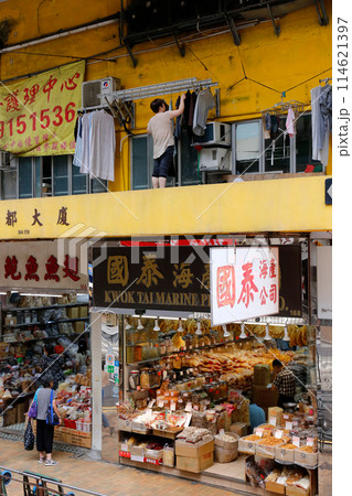 香港・徳輔道西の高級乾物店で売られる高級食材のツバメの巣。何に使われるか分からない乾物も多い 114621397