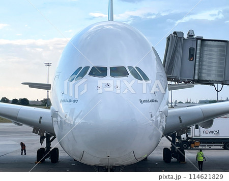 ドバイ空港で出発準備中のエミレーツ航空機A380 114621829