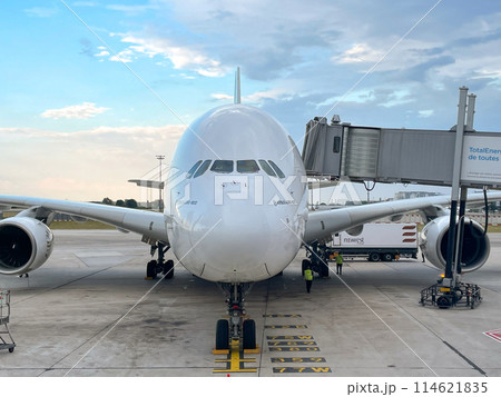 ドバイ空港で出発準備中のエミレーツ航空機A380 114621835