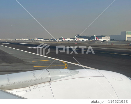 ドバイ空港滑走路とエミレーツ航空機 ドバイ空港滑走路とエミレーツ航空機 114621938