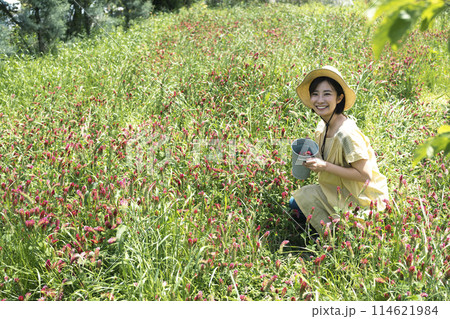 お花摘みを楽しむかわいい女性の写真素材 [114621984] - PIXTA