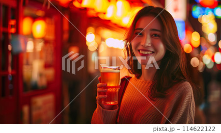 居酒屋で笑顔のアジア人女性01 114622122