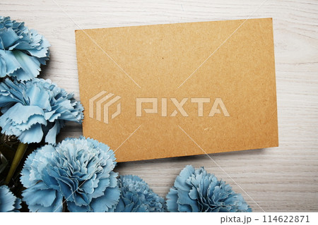 Beautiful flowers with Invitation or greeting card mockup with space for text message flat lay on wooden backgroun 114622871
