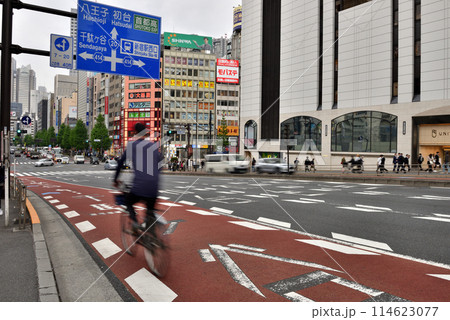 新宿甲州街道を走る自転車に乗った男性 114623077