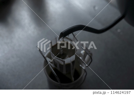 薄明りのキッチンでコーヒーを淹れる。ドリップコーヒー 薄明りのキッチンでコーヒーを淹れる。ドリップコーヒー 114624197