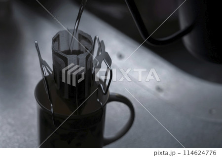 薄明りのキッチンでコーヒーを淹れる。ドリップコーヒー 114624776