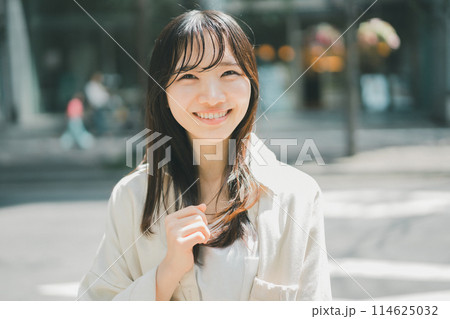 街にいる若い女性 114625032