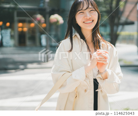 街を歩く若い女性 街を歩く若い女性 114625043