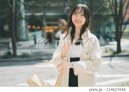 街を歩く若い女性 114625046