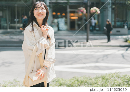 休日に街を一人歩きする若い女性 休日に街を一人歩きする若い女性 114625089