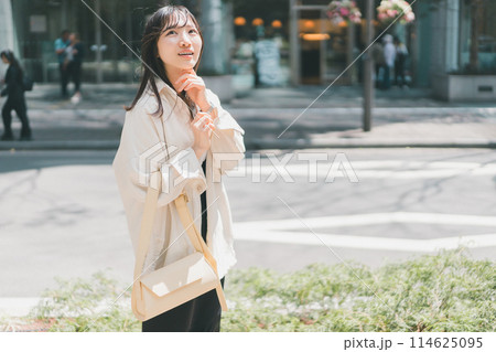 街を歩く若い女性 街を歩く若い女性 114625095