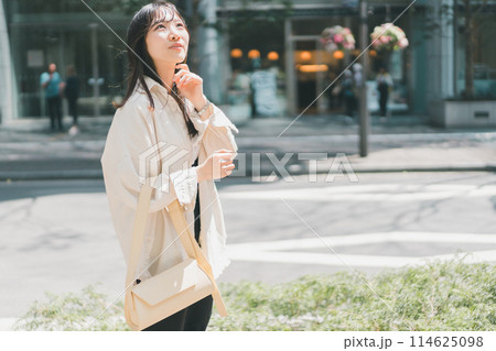 目的のお店を探す若い女性 114625098