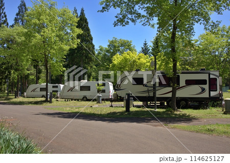 オートキャンプ場のトレーラーハウス 114625127