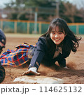 制服でホームベースにスライディングする学生 114625132