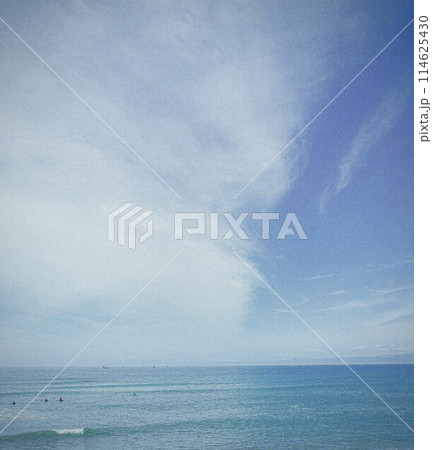 白い大きな雲と青い海 白い大きな雲と青い海 114625430