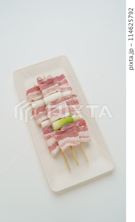 豚バラ肉のネギマ串(生肉) 豚バラ肉のネギマ串(生肉) 114625792