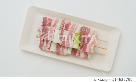 豚バラ肉のネギマ串(生肉) 豚バラ肉のネギマ串(生肉) 114625796