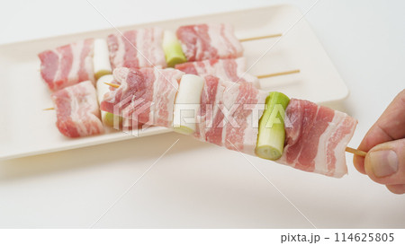 豚バラ肉のネギマ串(生肉) 豚バラ肉のネギマ串(生肉) 114625805