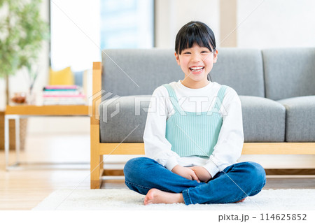 リビングでくつろぐ小学生の女の子 114625852