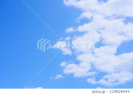 5月中旬の午後の青空  114626443