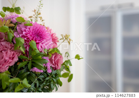 キッチンのカウンターに置いてあるピンクの美しい花のアレンジ キッチンのカウンターに置いてあるピンクの美しい花のアレンジ 114627883