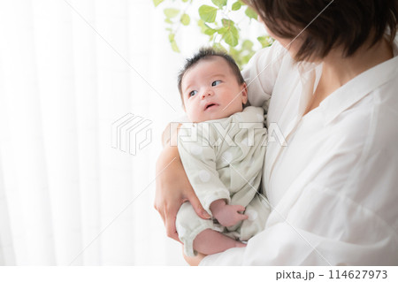 生後1ヶ月の男の子を抱っこする母親 生後1ヶ月の男の子を抱っこする母親 114627973