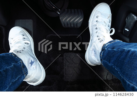 アクセルとブレーキ アクセルとブレーキ 114628430