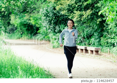 ジョギングする女性 114628457
