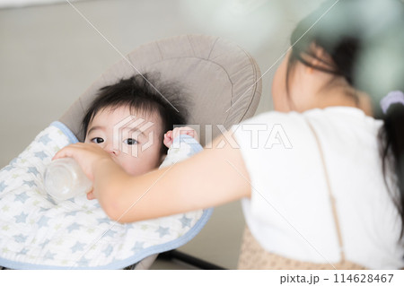 赤ちゃんのお世話をする姉 114628467