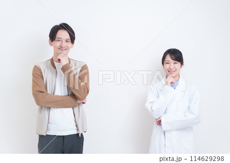 考える医者と患者 114629298