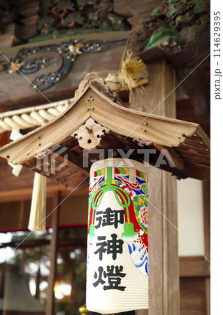 神社の本殿拝殿入口にある御神灯 114629395