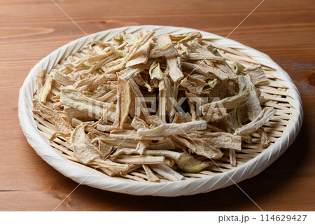 ざるに盛った切り干し大根（木目背景） 114629427