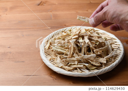 ざるに盛った切り干し大根(木目背景) ざるに盛った切り干し大根(木目背景) 114629430