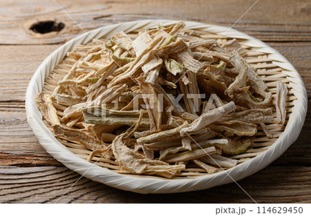 ざるに盛った切り干し大根（古木背景） 114629450