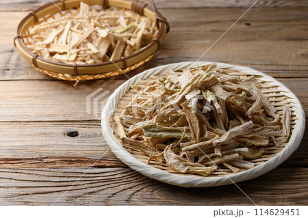 ざるに盛った切り干し大根(古木背景) ざるに盛った切り干し大根(古木背景) 114629451