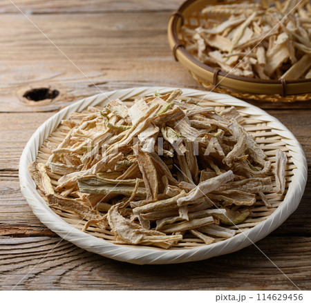 ざるに盛った切り干し大根（古木背景） 114629456