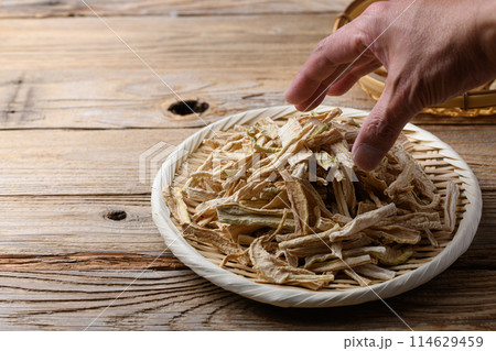 ざるに盛った切り干し大根(古木背景) ざるに盛った切り干し大根(古木背景) 114629459