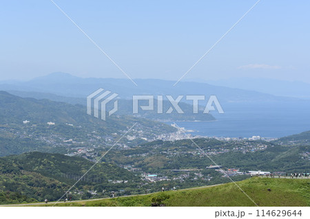 高台から見下ろす海と街 114629644